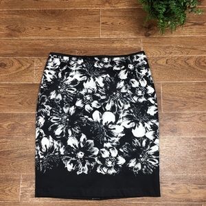 ✨Ann Taylor Black/White Floral Pencil Skirt✨
